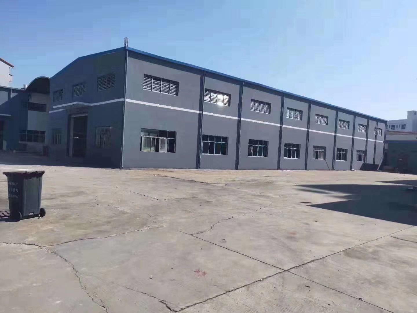 砖墙到顶单一层，高度9米，厂房加宿舍2500平方，报价16元
