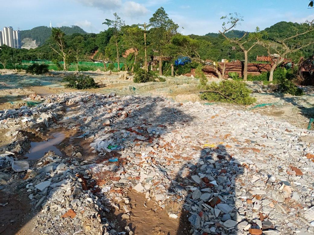 马路边空地2000平方，出租六块钱