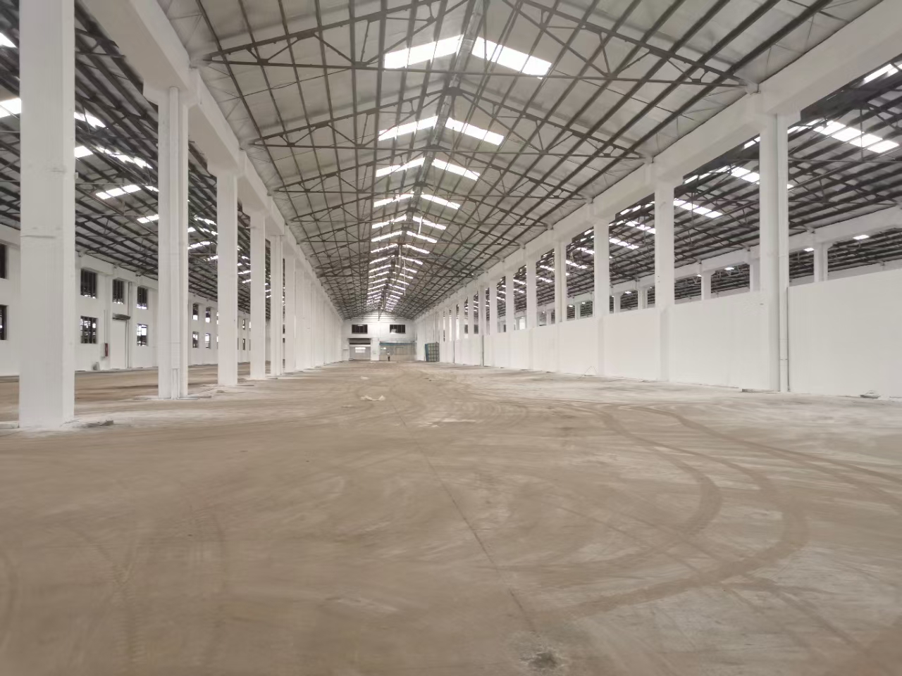 塘厦田心原房东单一层独院厂房4300平方,高度10米超大空地 塘厦田心原房东单一层独院厂房4300平方,高度10米超大空地