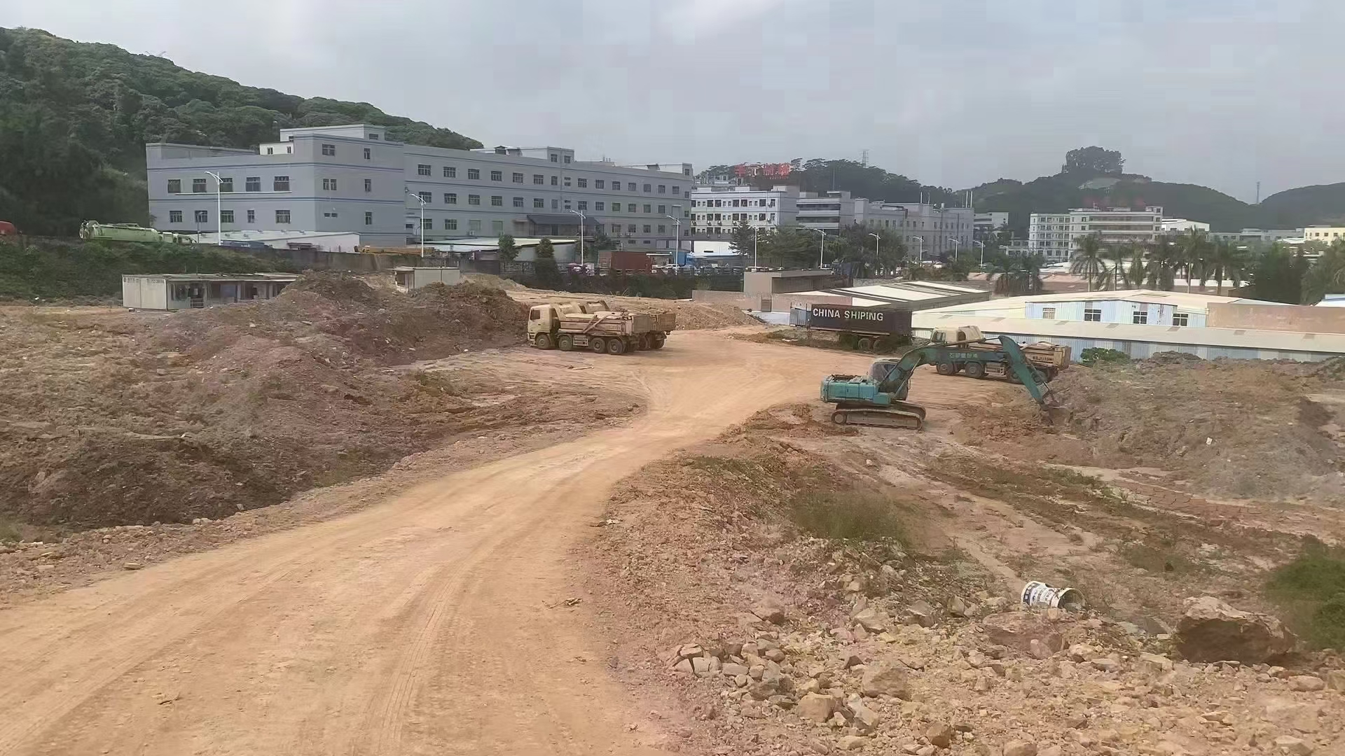 东莞黄江镇新出工业用地：靠主干道边。面积：32000平方