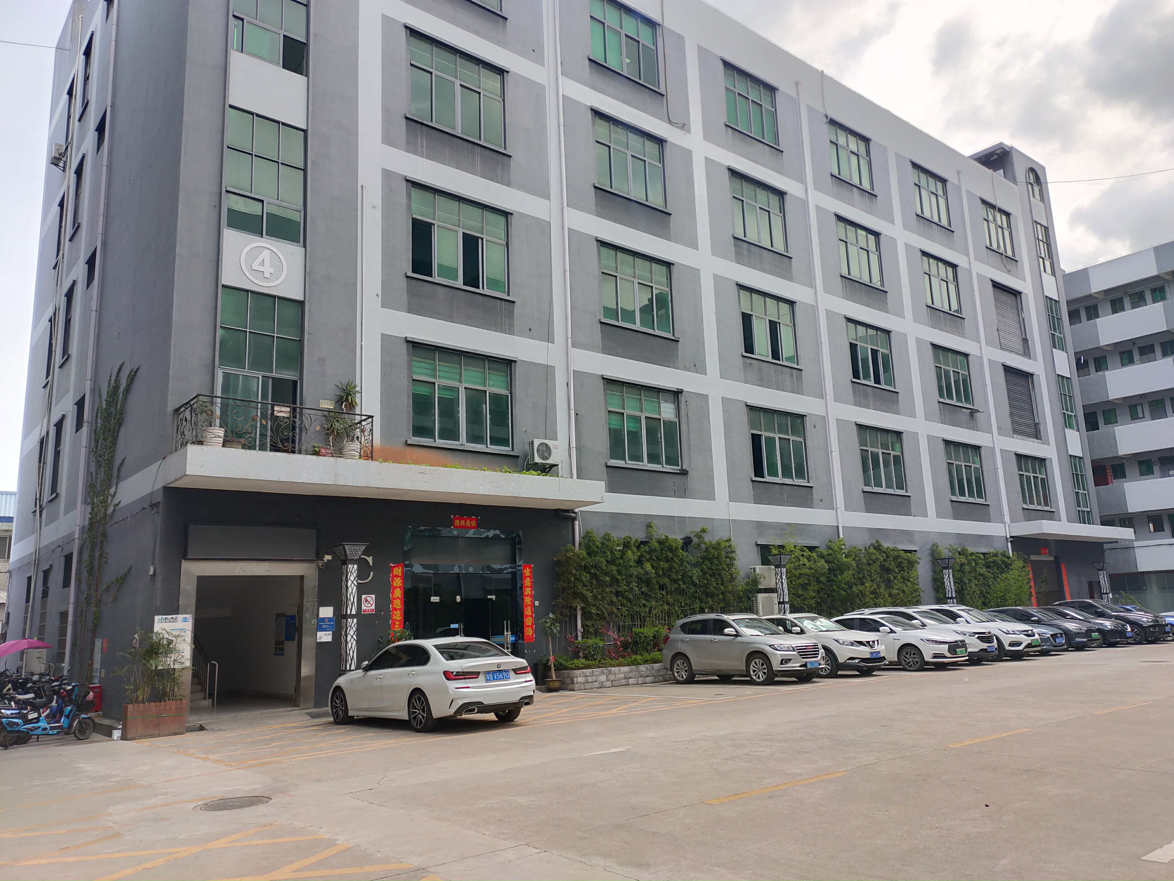 坑梓比亚迪旁现成装修厂房1200平米出租