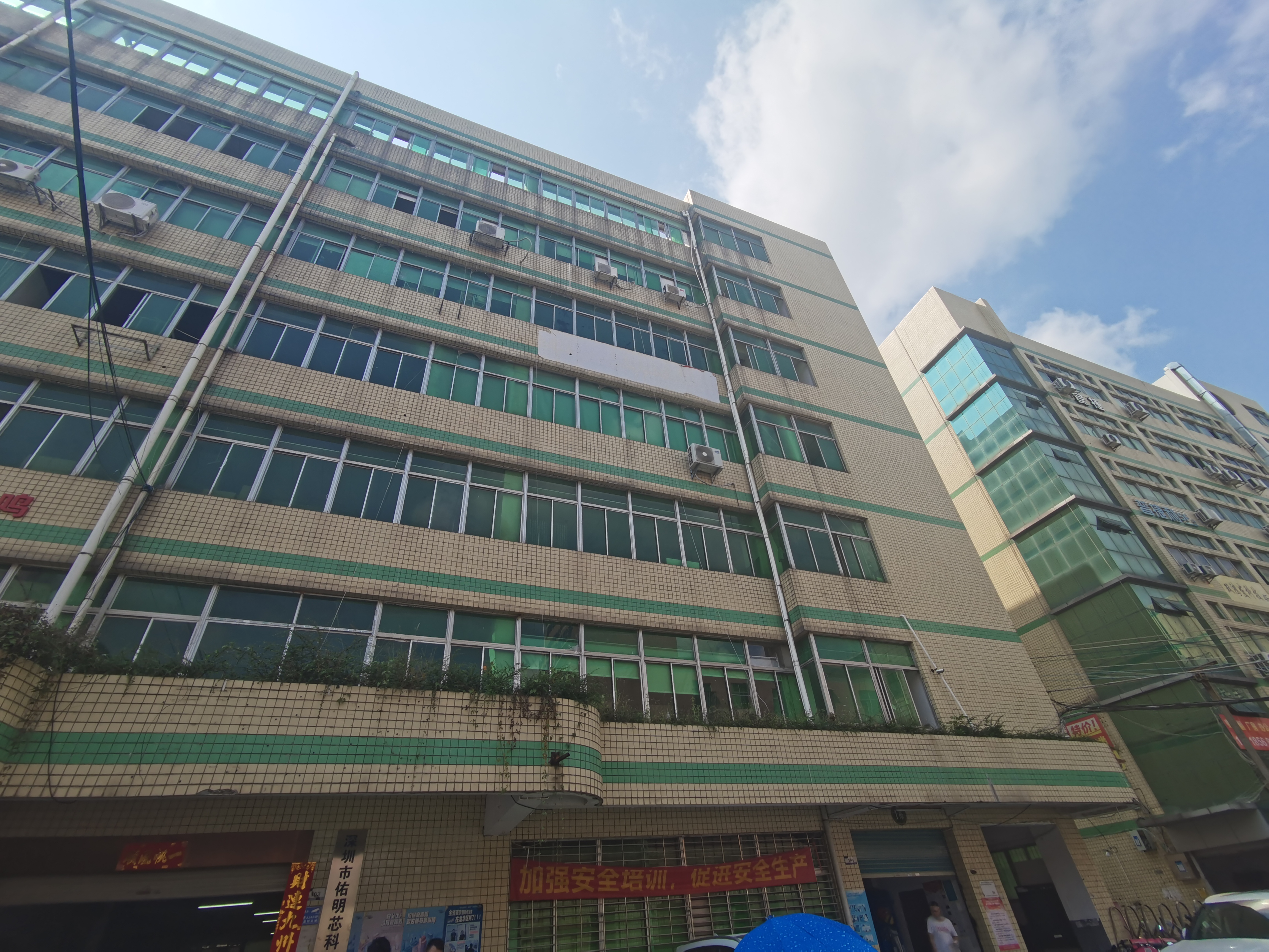 龙华大浪工业园区新出一楼675平，现在精装修，