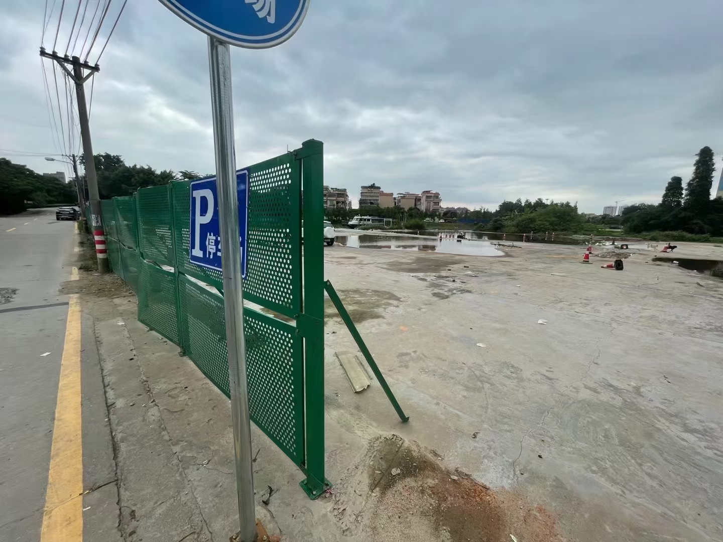勒流镇大晚工业区龙洲路旁新出国有证件硬化空地