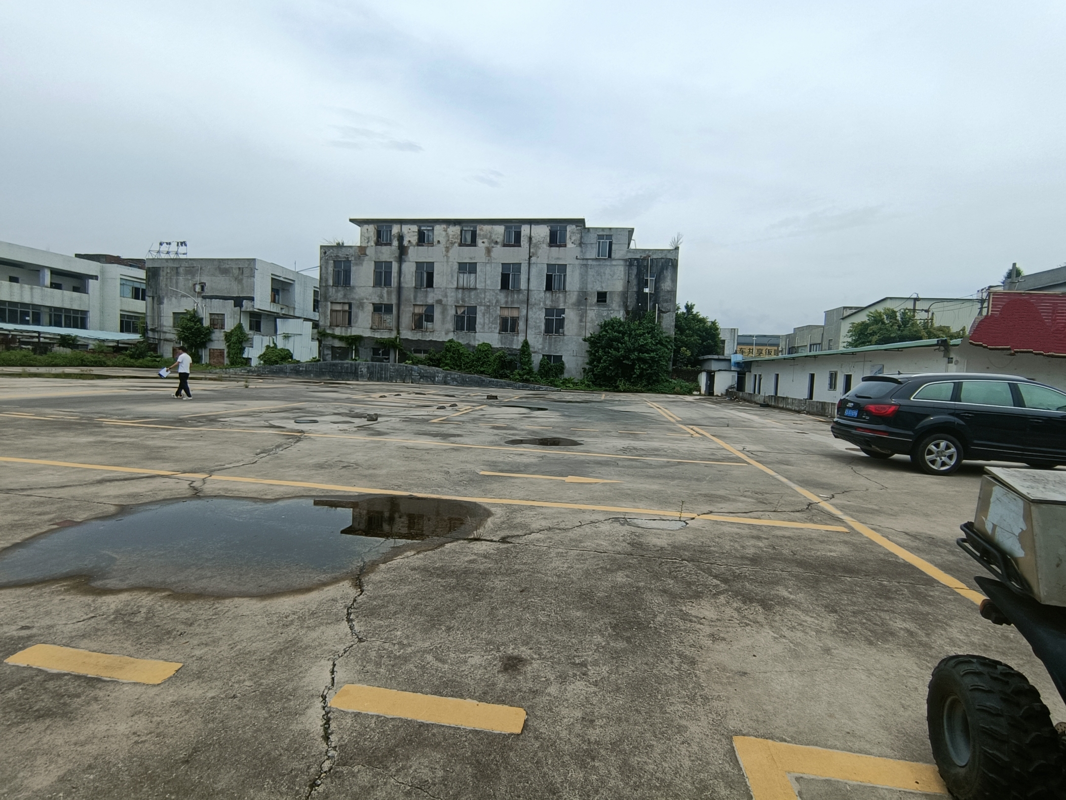 厚街国道旁现有独院空地3000平，水电全通，位置绝佳，便宜租
