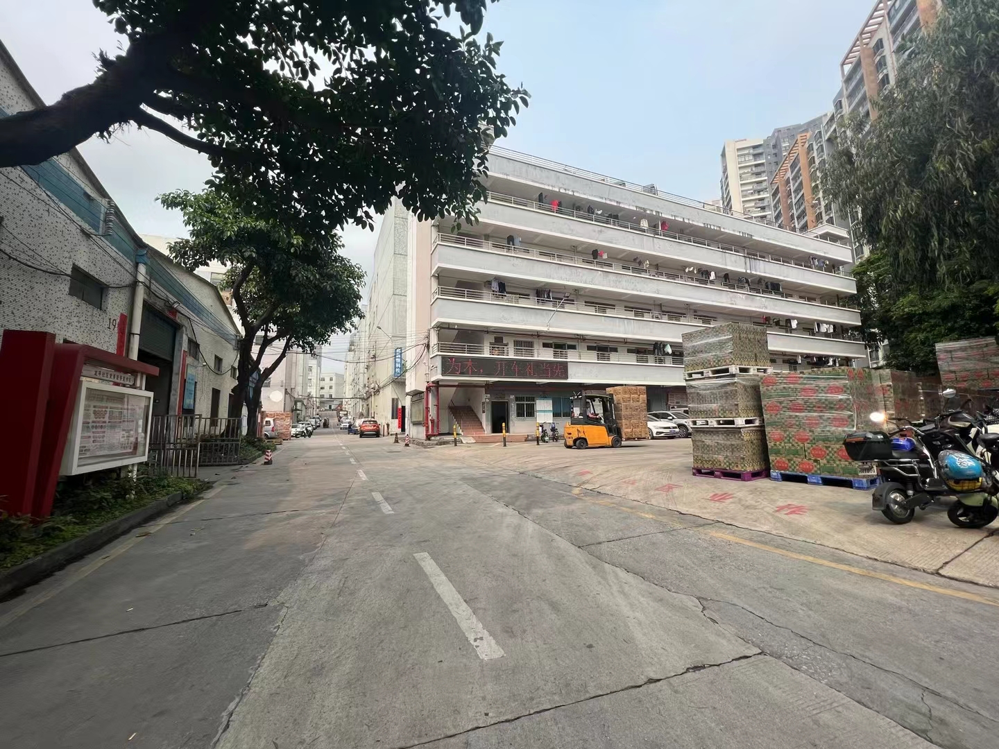 龙华地铁口一楼厂房1800平，只需租金28元。