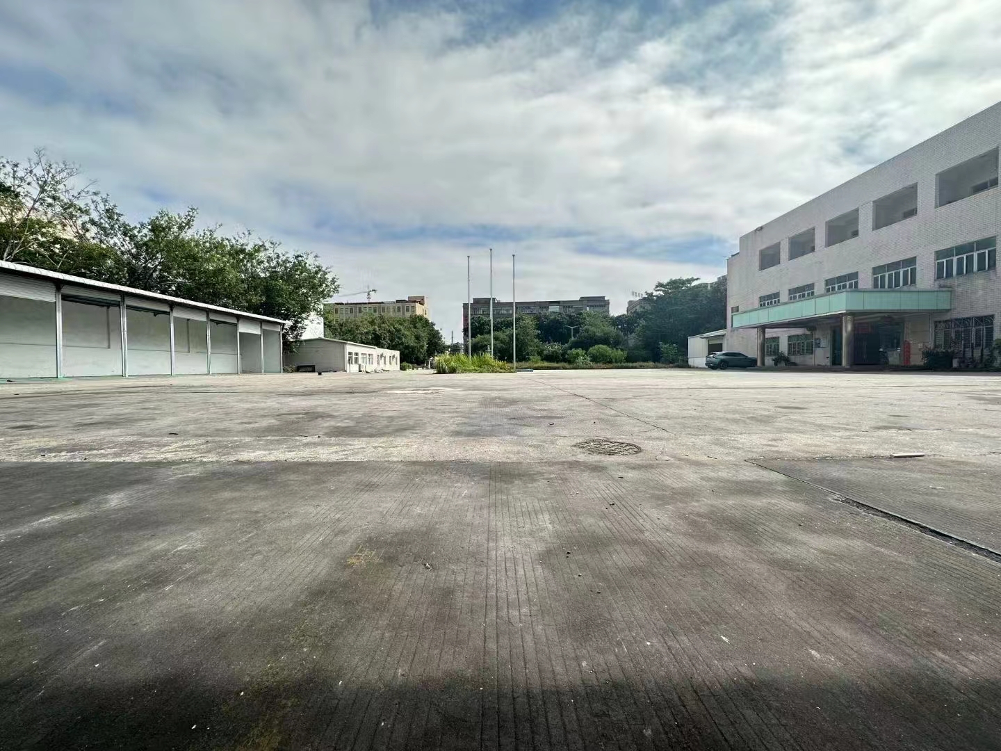 常平新出原房东独院厂房，可分两个独院，交通便利，空地大