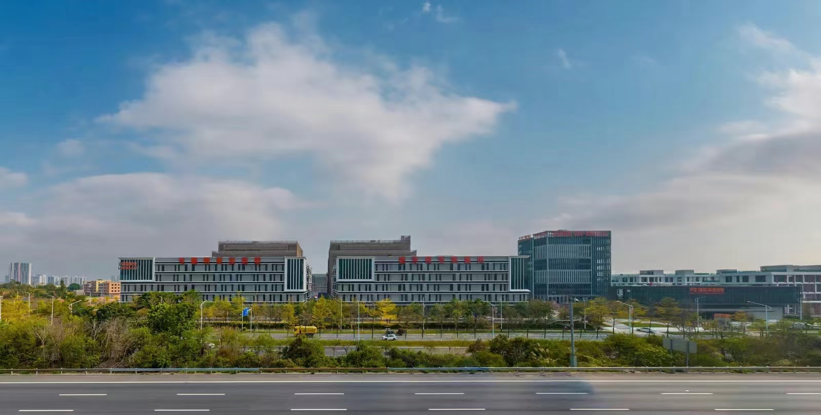 新塘地铁口现成办公室400方出租交通方便现成装修拎包可用