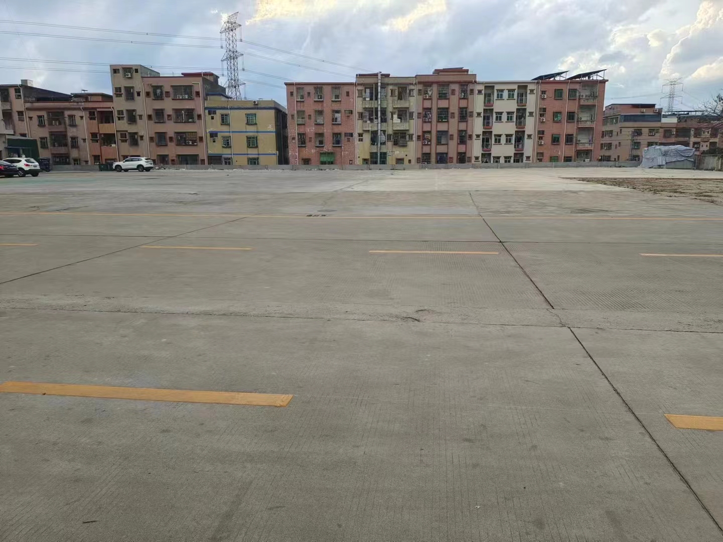 已硬化空地出租3500平米出租，租金8元每平米，租期3年或