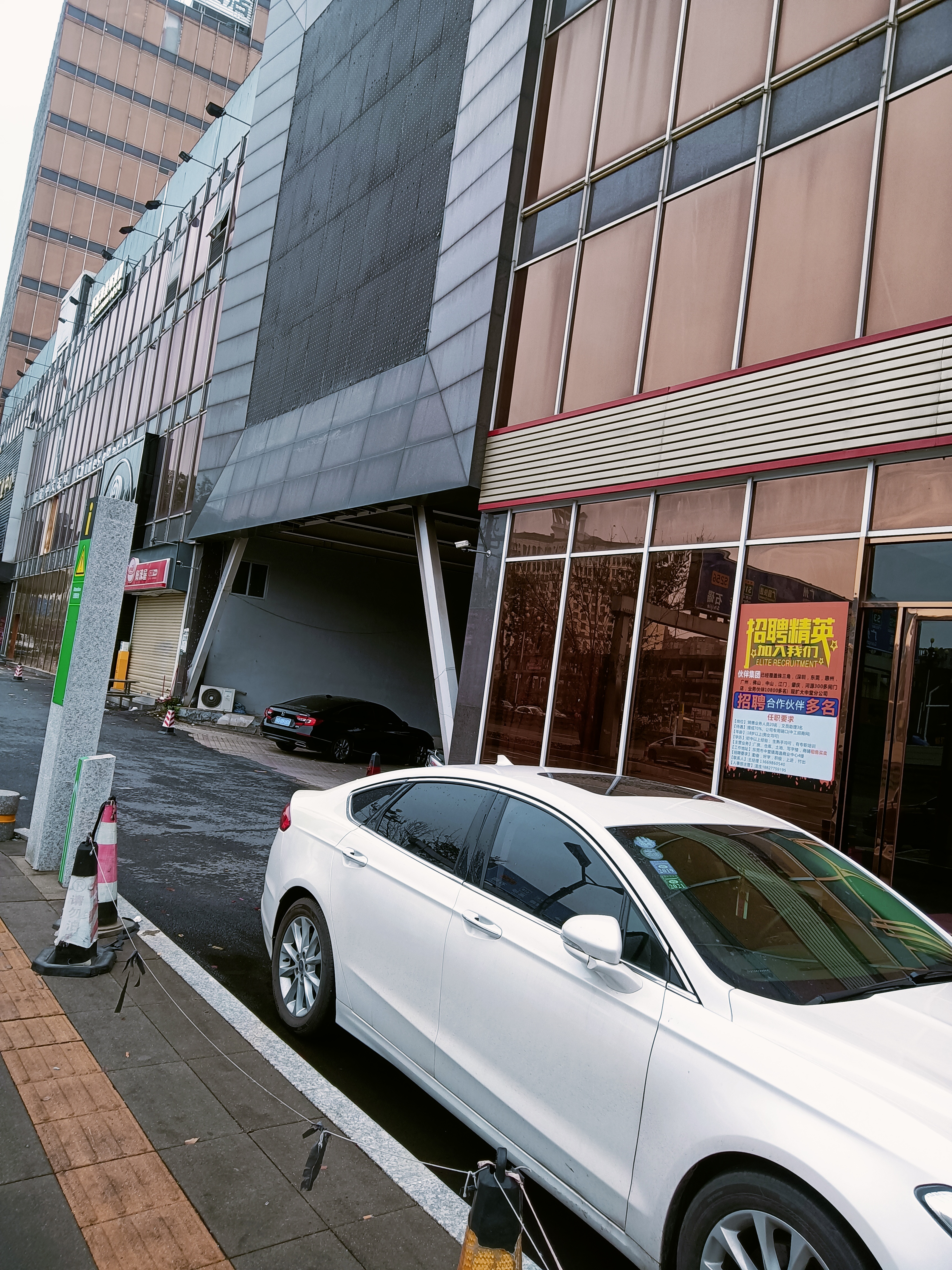 主路边的写字楼整层出租