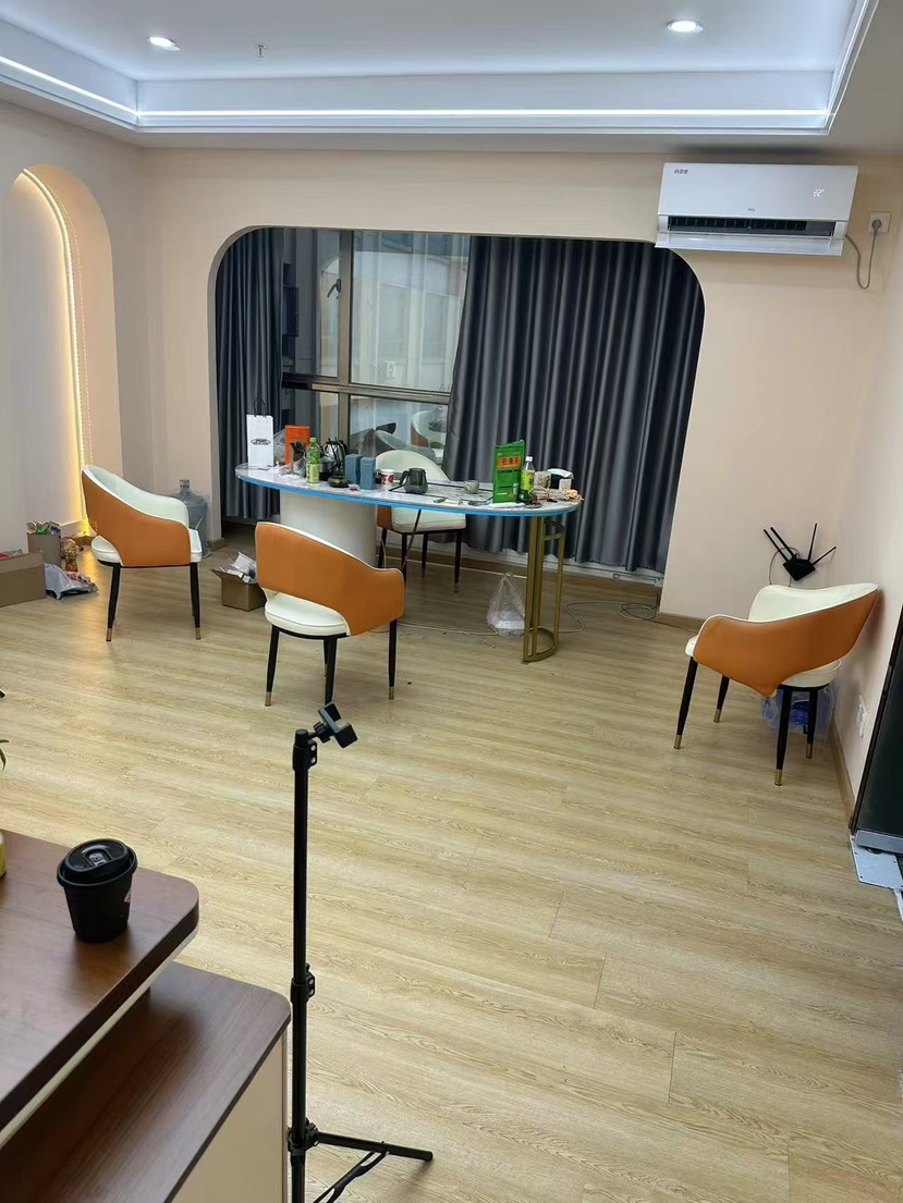 常平产业园区招商精装办公室260㎡，可做电商、办公室等；