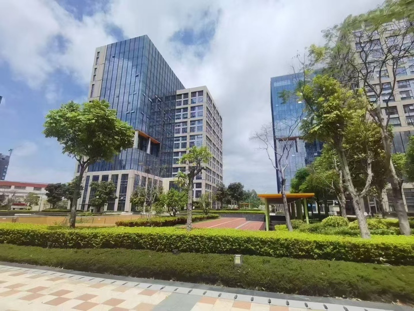 布吉石芽岭地铁站25元每平方精装写字楼出租，带格间。