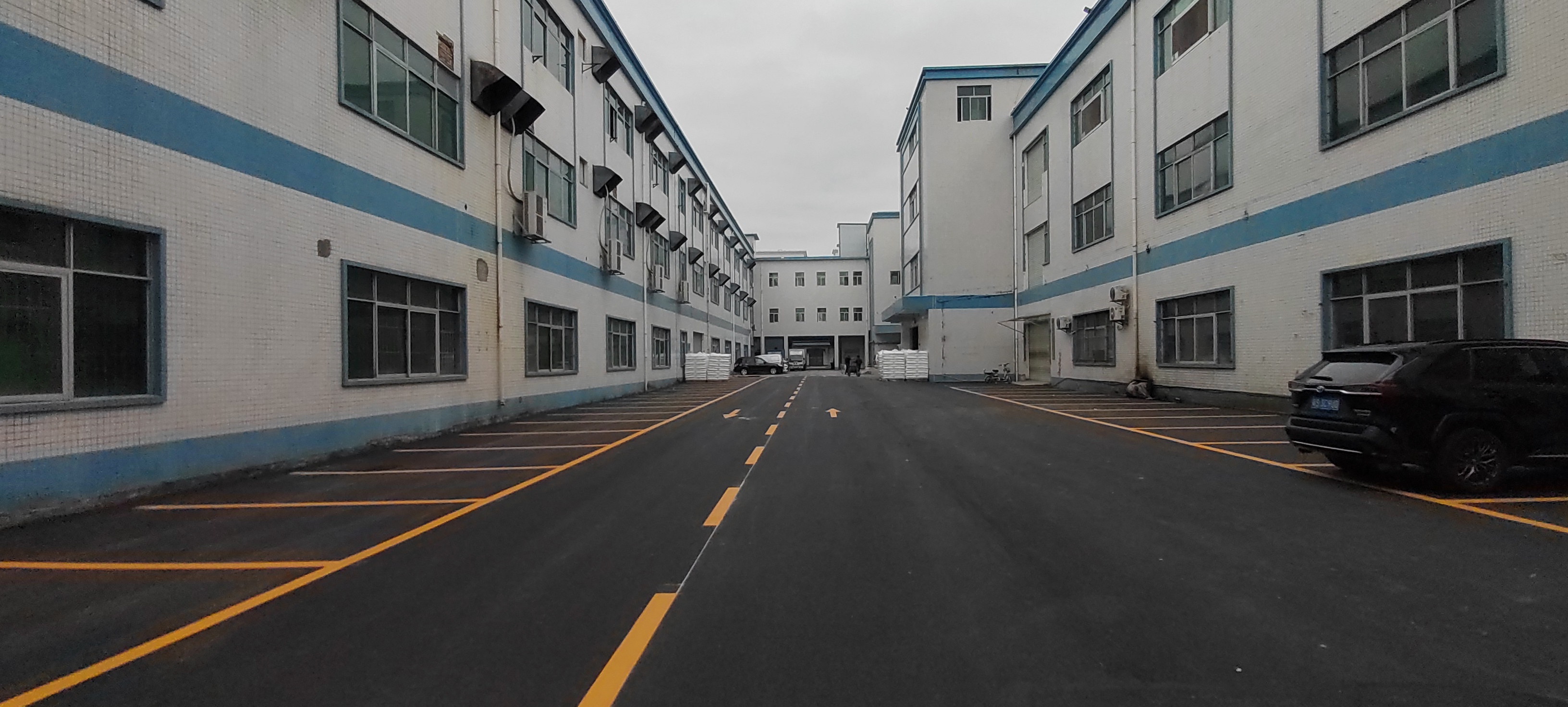 东莞市寮步镇新出原房东楼上带全新地坪漆厂房7元出租