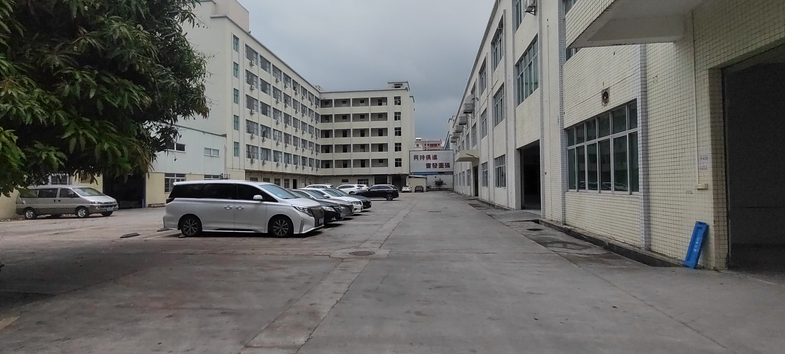 东莞寮步镇西溪工业区二楼一整层带现成精装修实际面积12元出租