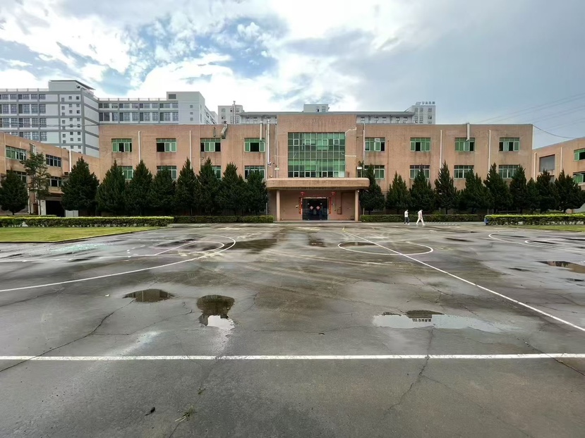 西丽靠凤岗镇新出独门独院厂房出租可以独立分4个院子空地特别大