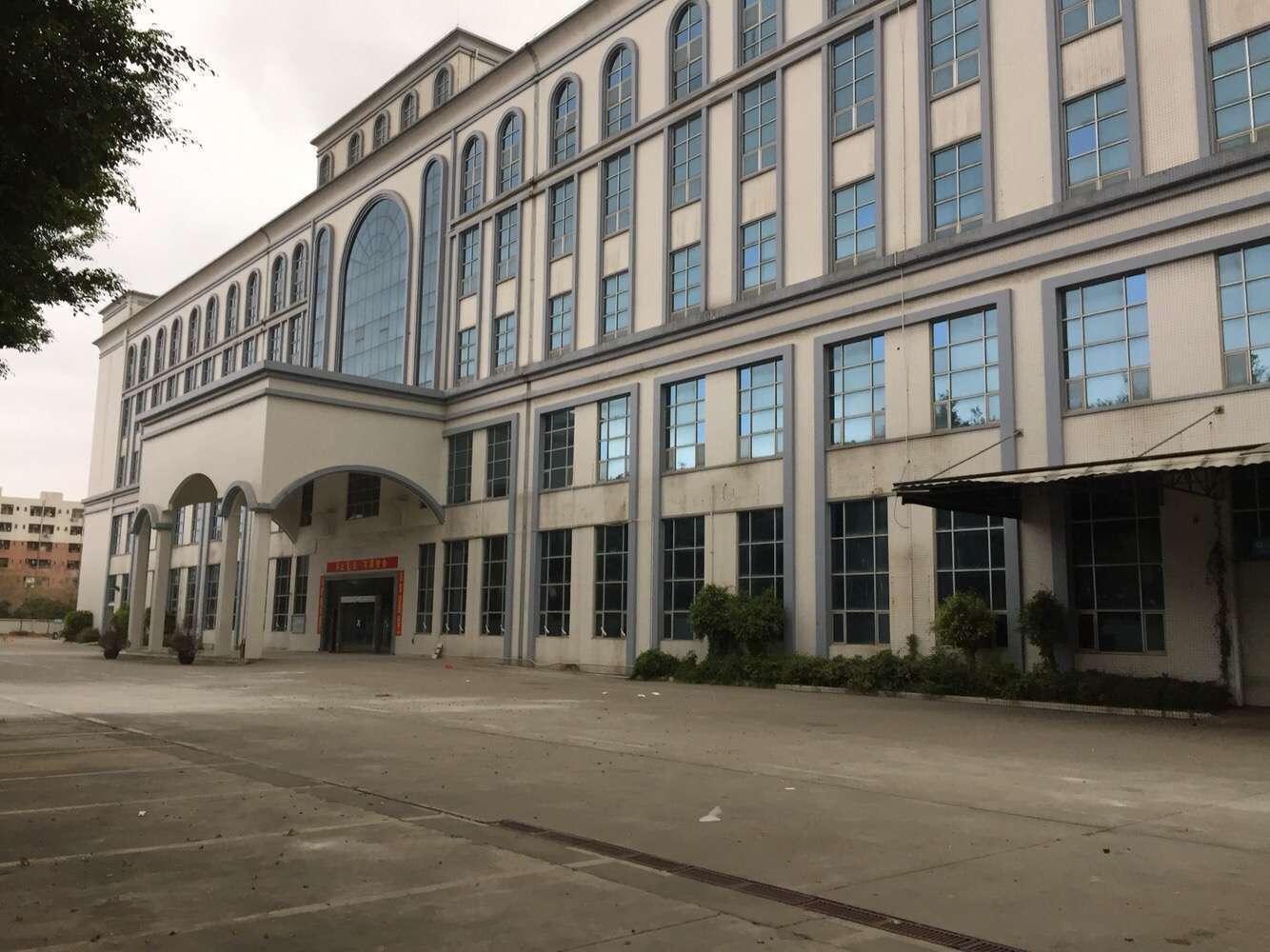 107边新出楼上厂房整成2800平