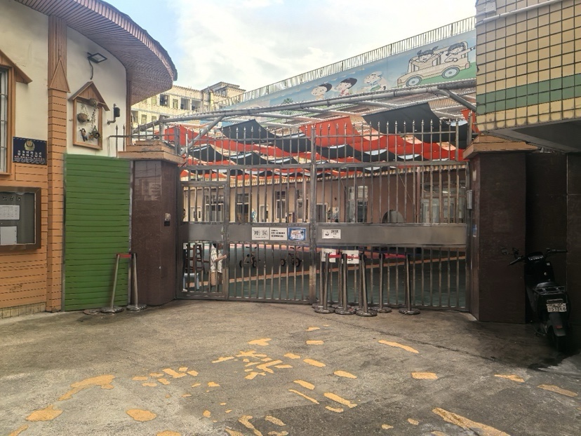 小独院！三联独门独院上下两层2350平租金25元合同