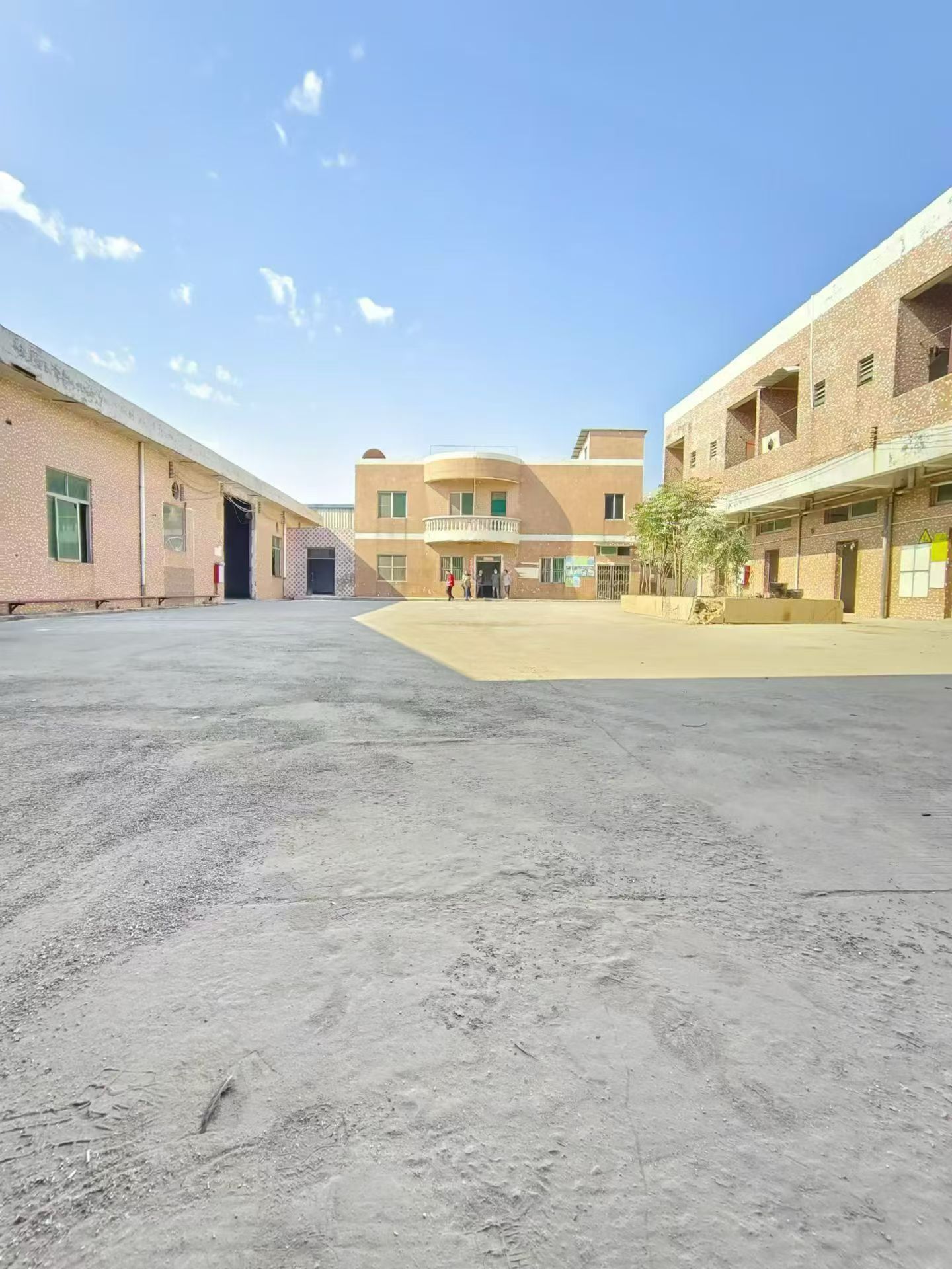 东莞原房东单一层独院厂房2500平方出租空地超大有办公楼装修