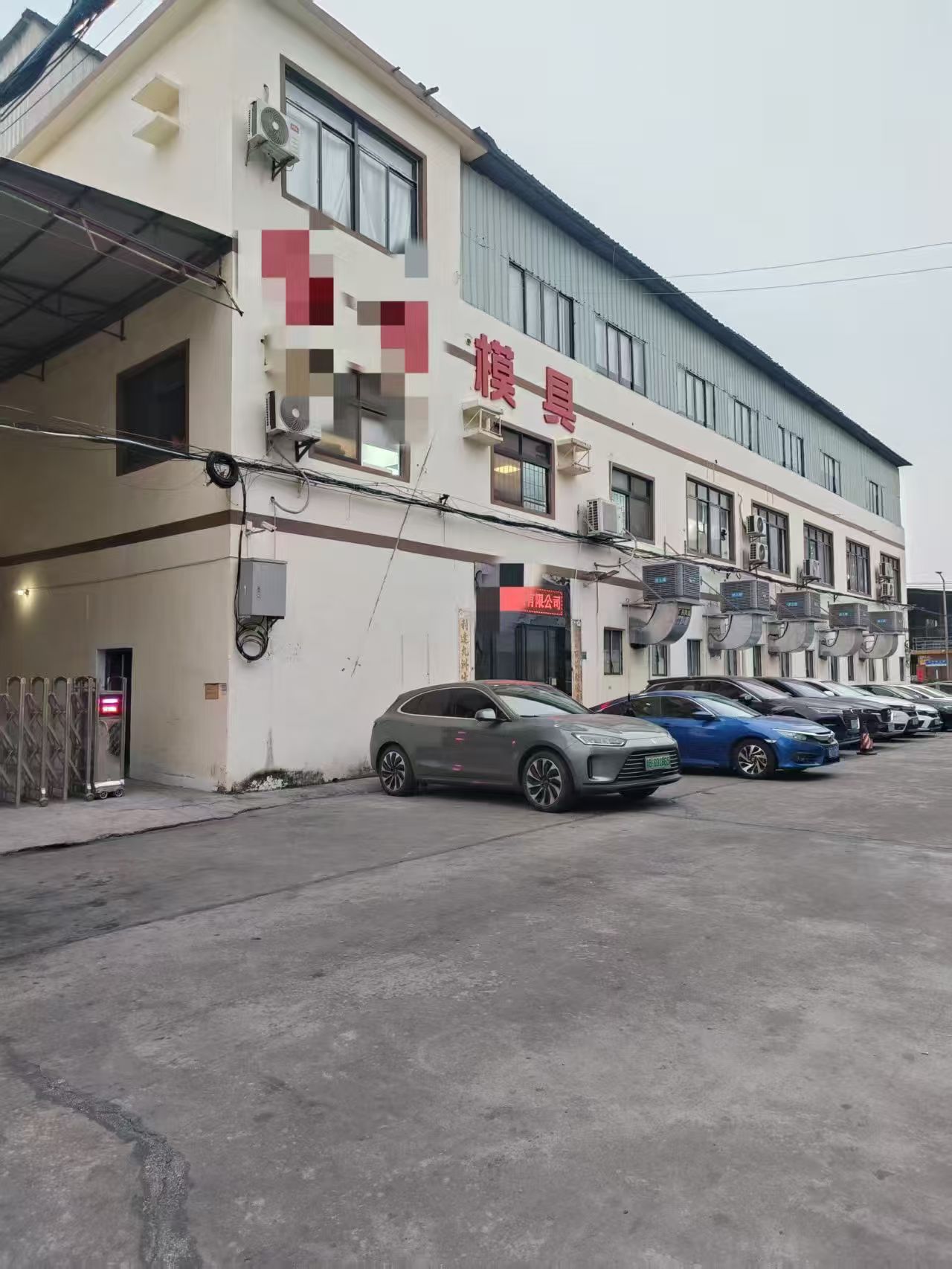 长安镇锦厦新出一楼750平水电齐全,带装修厂房出租 长安镇锦厦新出一楼750平水电齐全,带装修厂房出租