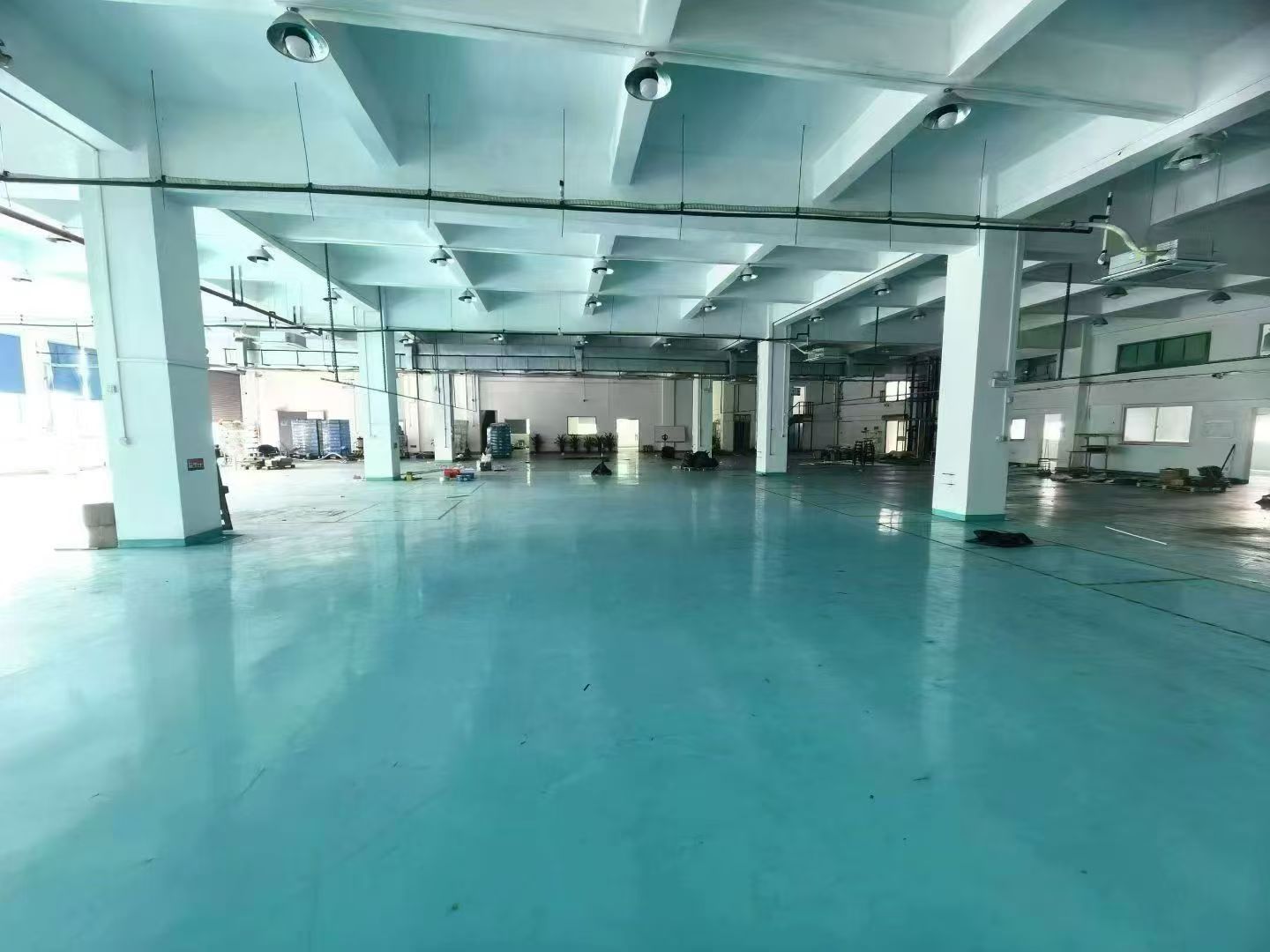 上沙新出二楼一层2300平，层高5.5米，承重2吨，三吨电梯