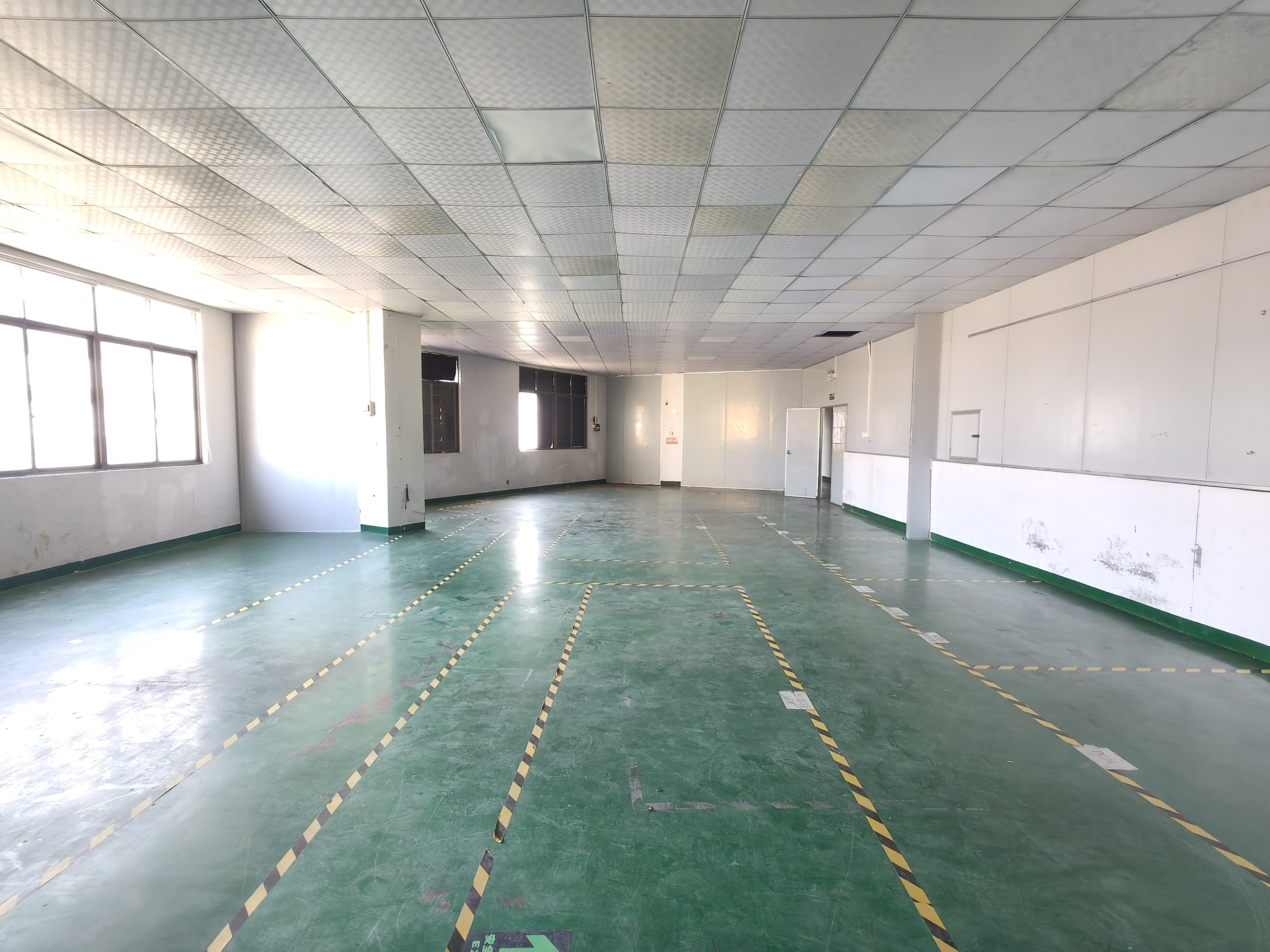 大岭山楼上带装修厂房，面积880平，现成办公室，水电齐全
