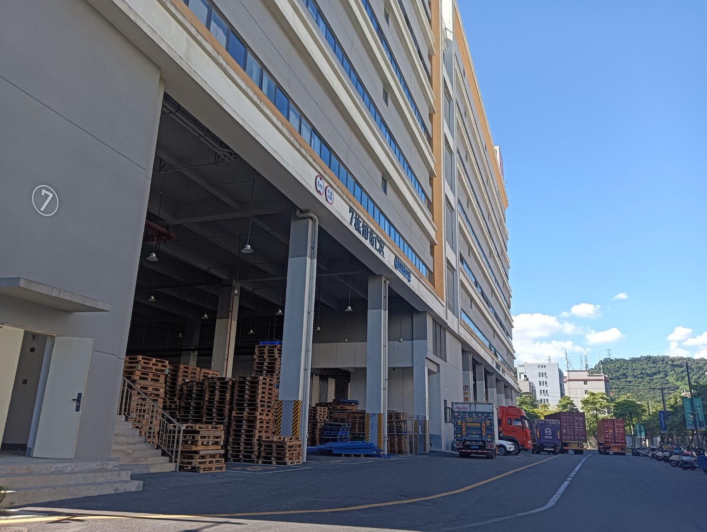 凤岗黄洞东深二线边，原房东高新产业园7号楼带标准卸货平台