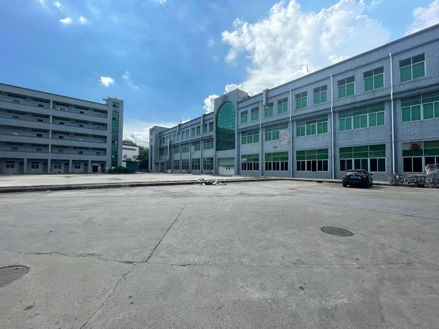 坪山区坪山街道高铁站附近厂房6100平特价11块空地超大