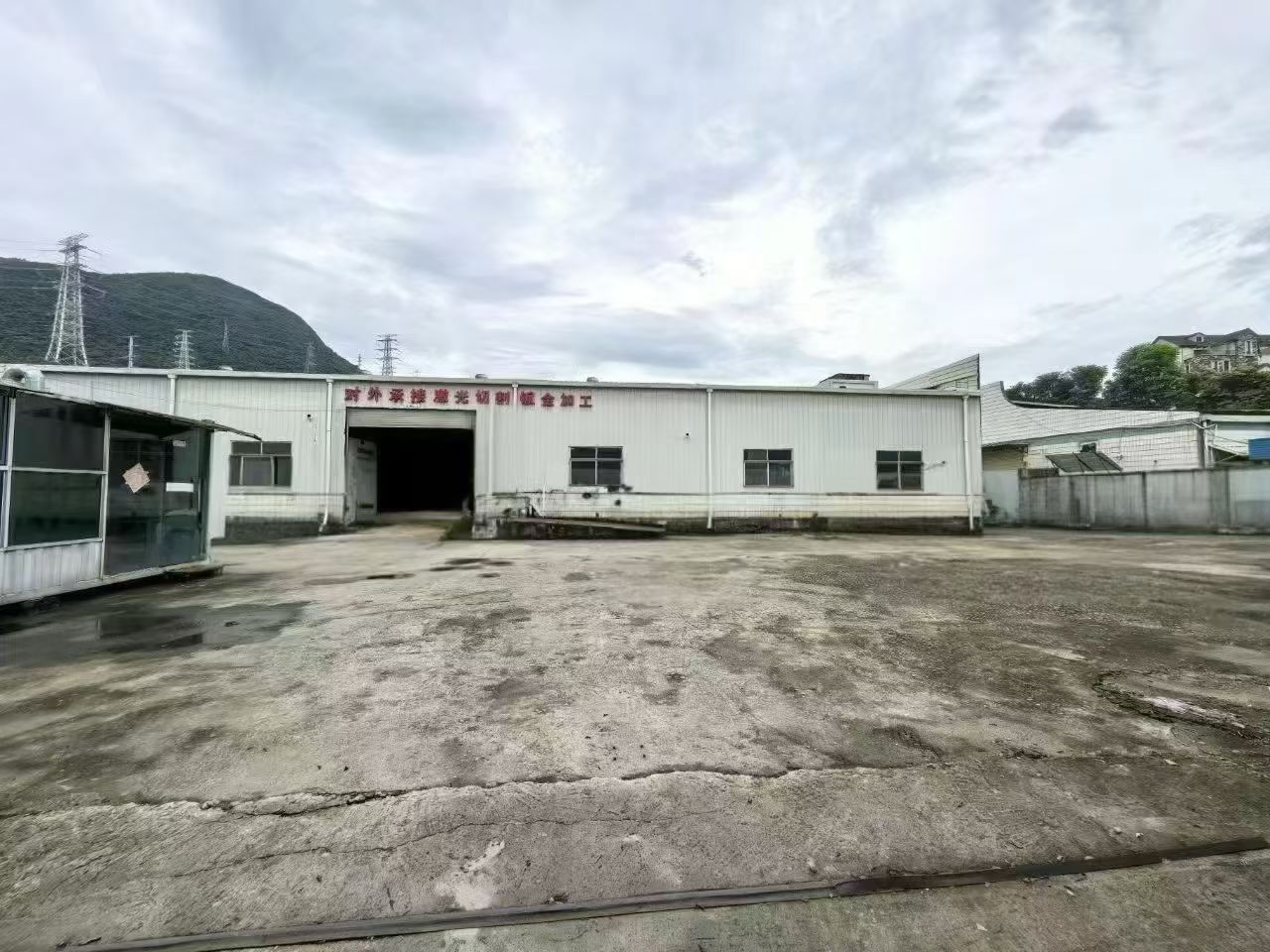 大岭山颜屋靠深圳滴水7米1300平办公室精装修钢构厂房出租
