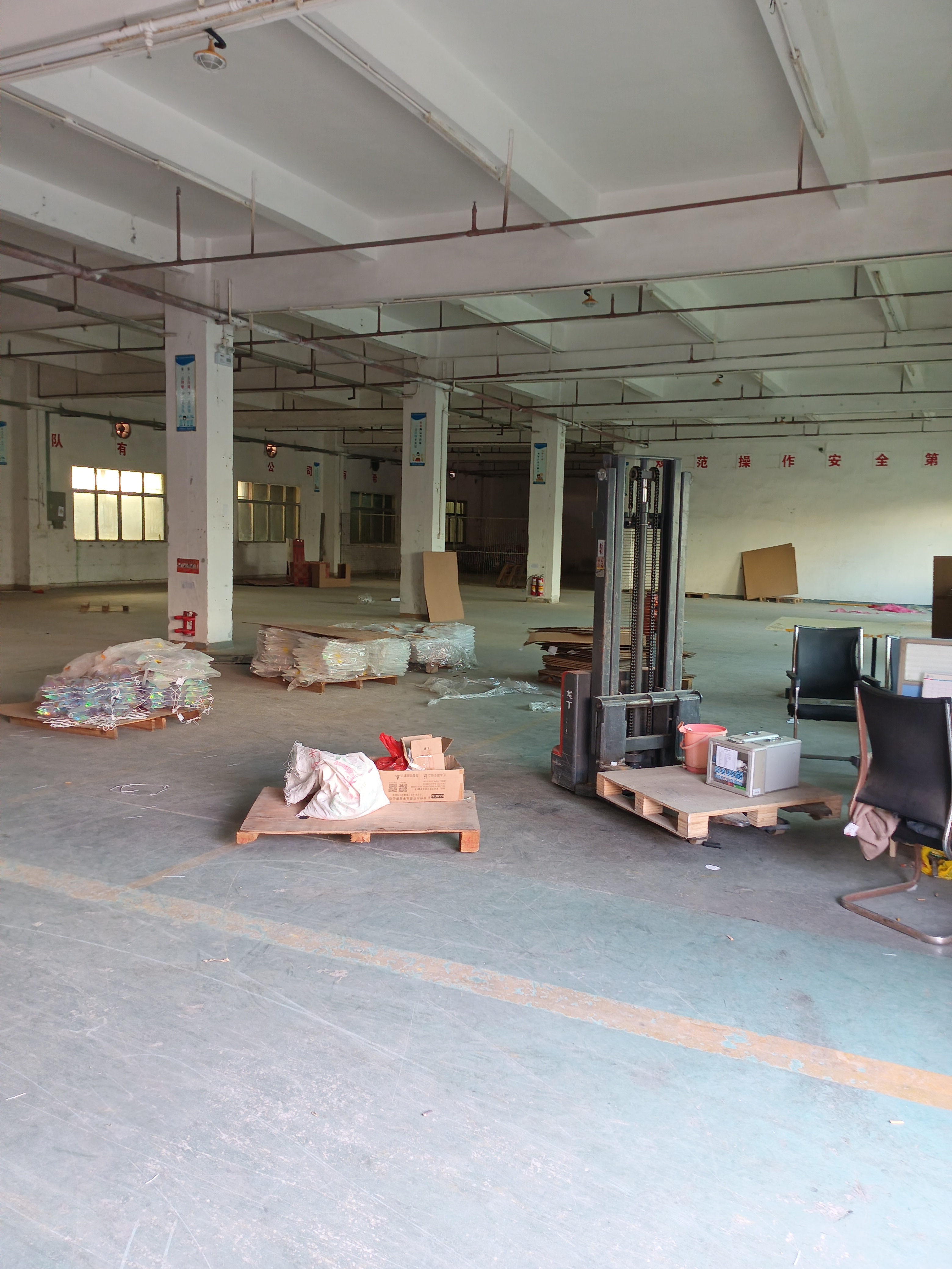 东莞市石排镇庙边王楼上厂房出租2300平方