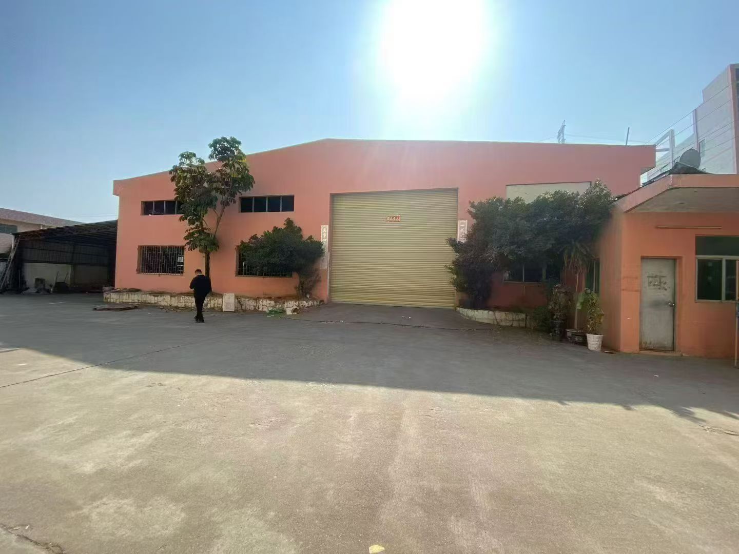 大朗镇挨松山湖的原房东滴水7米高单一层钢构4000平米独院！