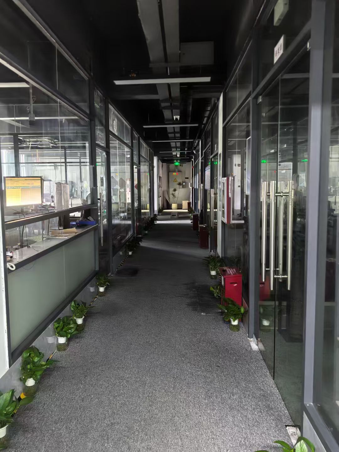 横岗沙荷路主干道旁两百米空出楼上带办公格局厂房出租。