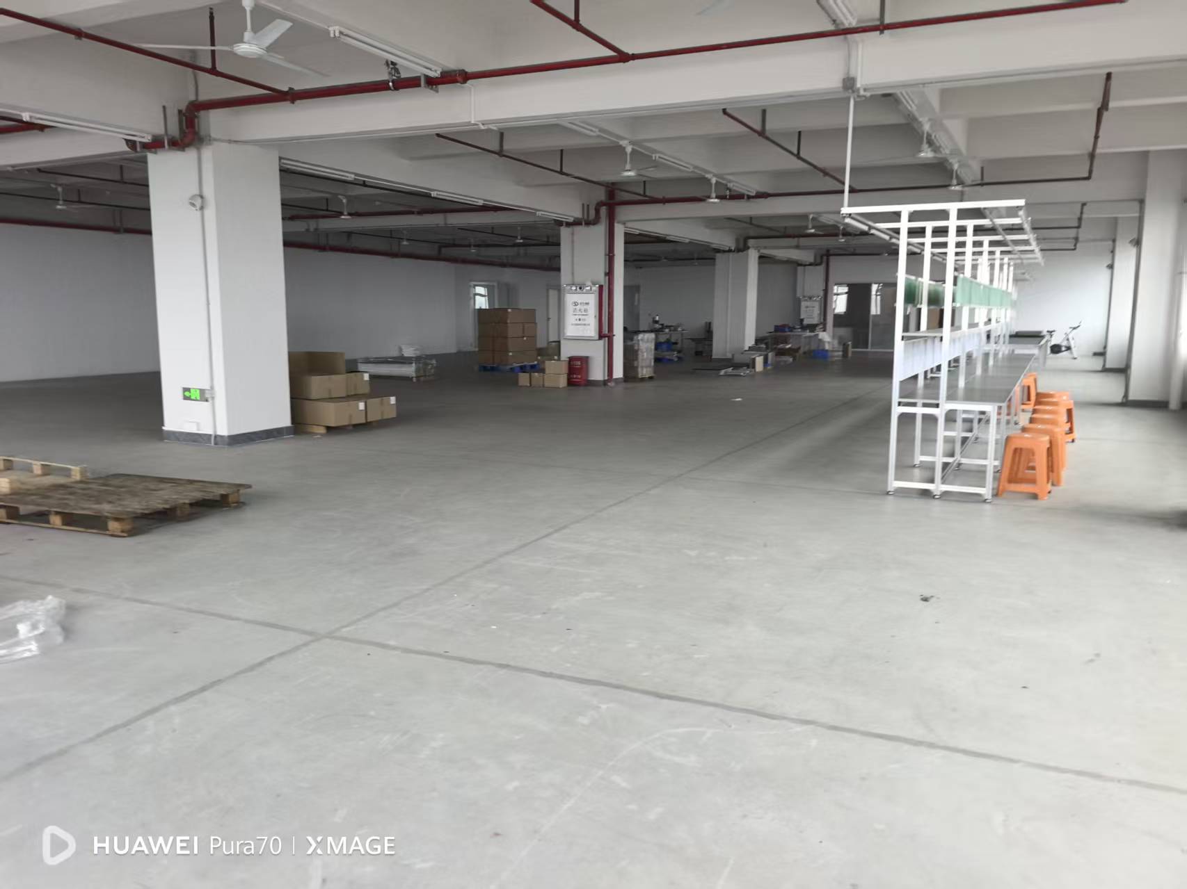 东莞市石排镇庙边王楼上现有装修厂房出租2300平方