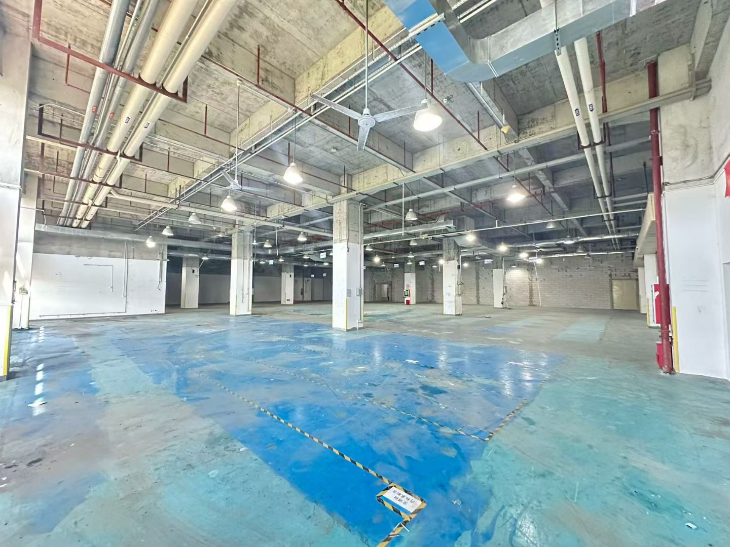 光明精装修厂房3900平，实际面积出租合同3-5年原房东
