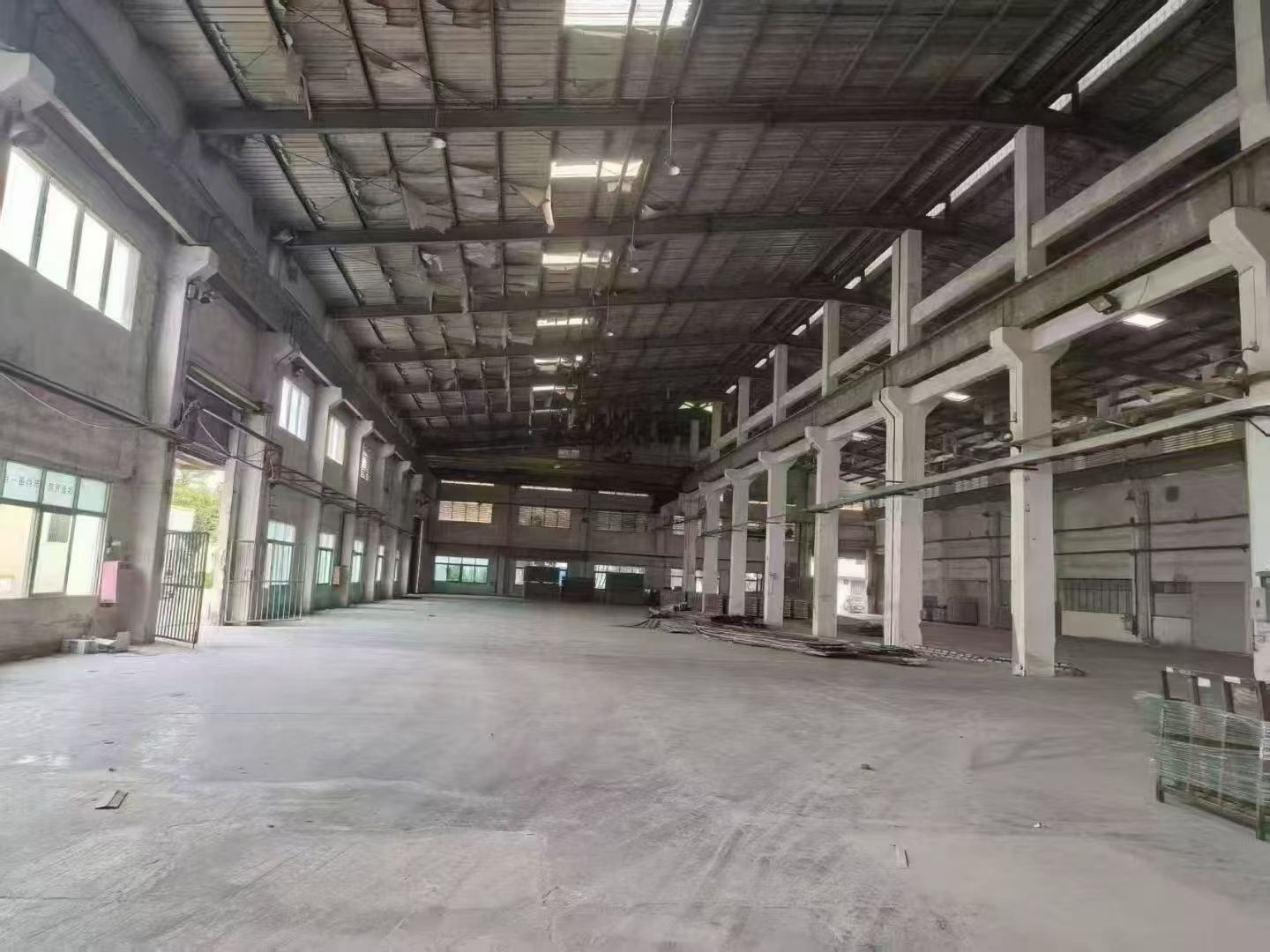 东城原业主9米高单一层，厂房面积:3300平方&nbsp;。