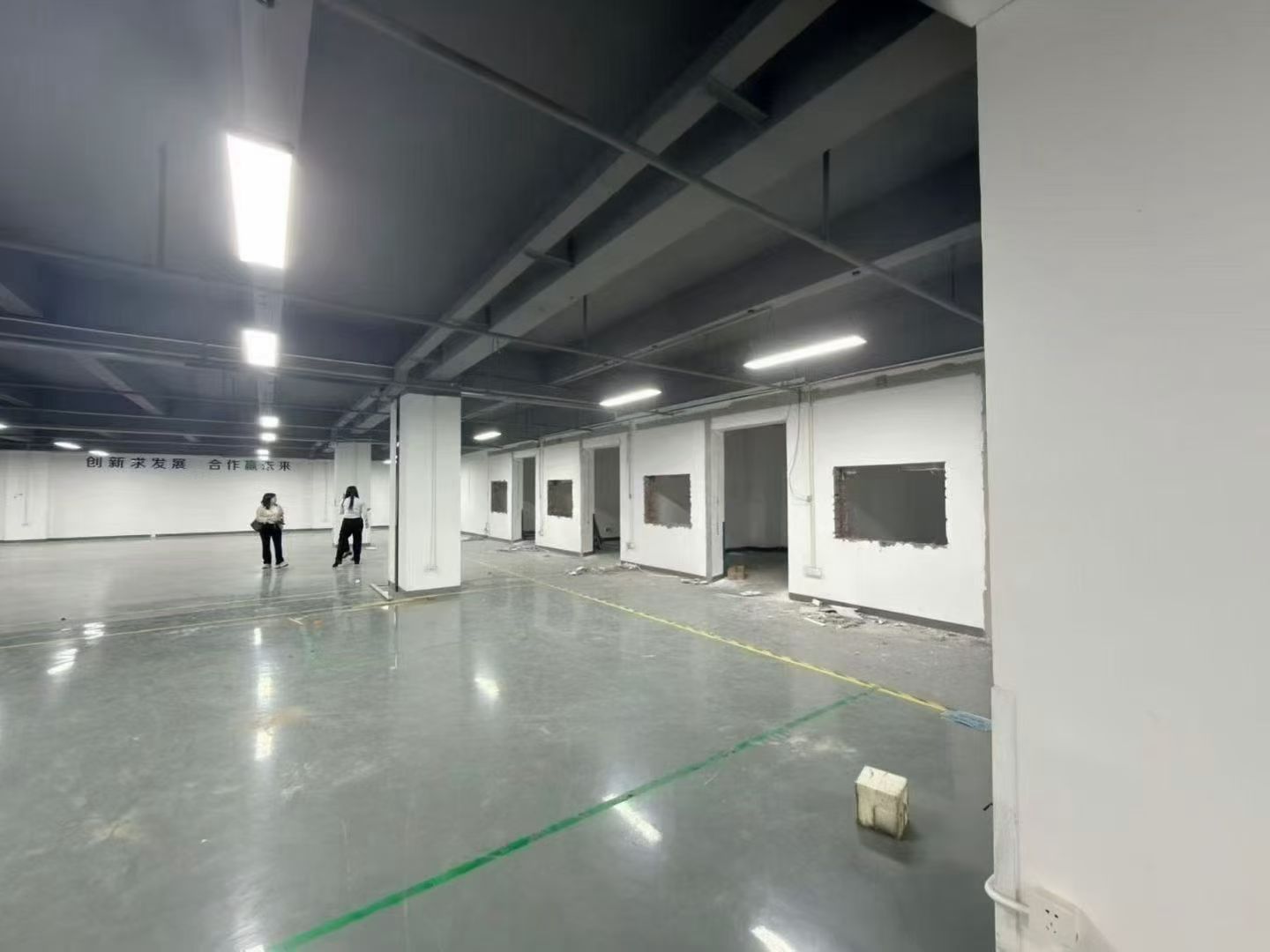 西丽阳光工业区楼上4100㎡厂房出租19块，大小面积可以分组