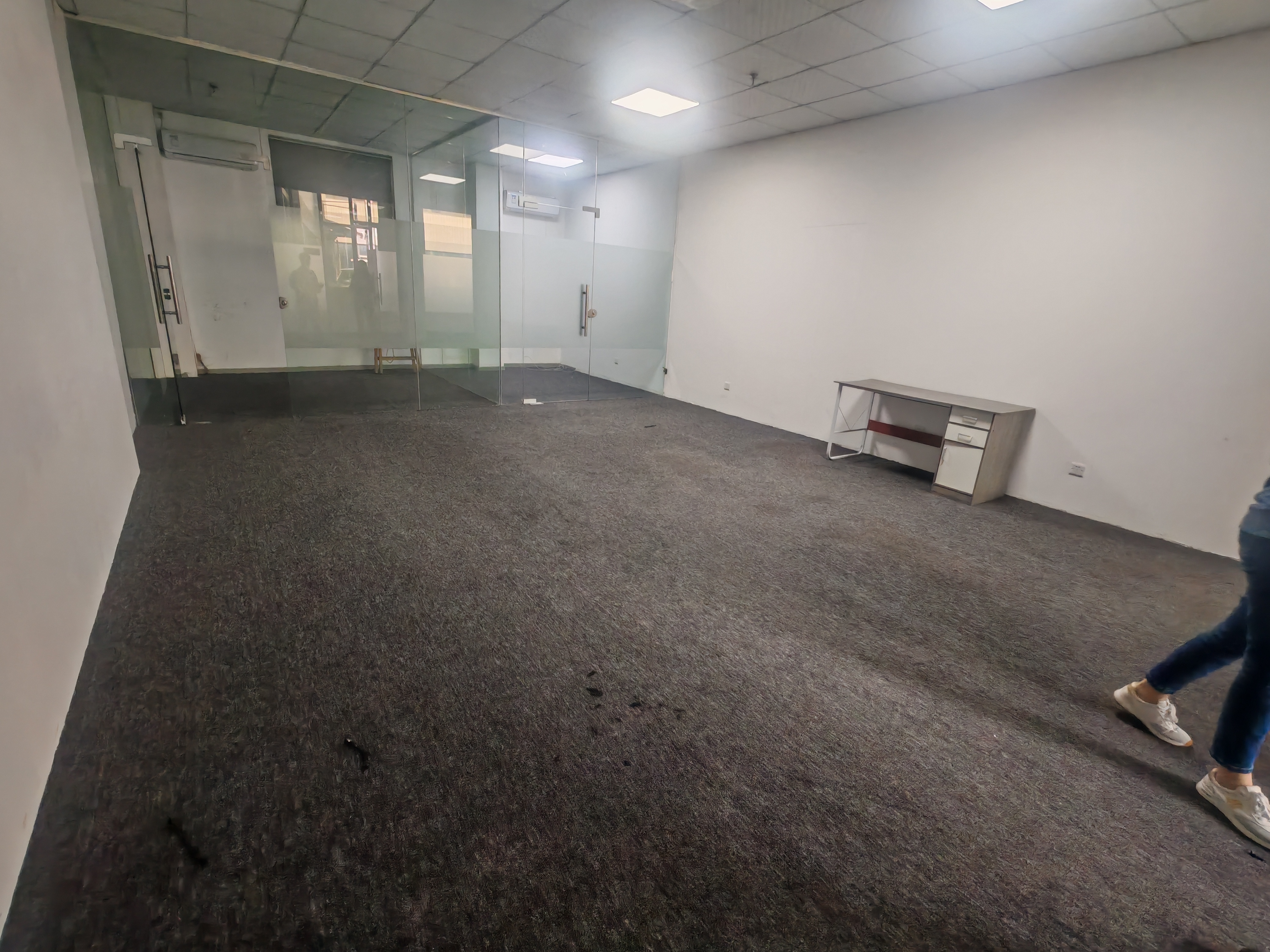 智慧城一整层精装修办公室830方，方带80个工位带空调地铁口