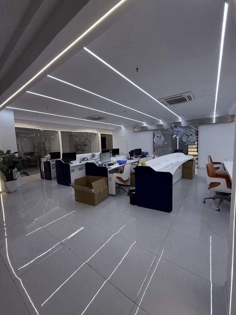办公间玻璃落地窗楼下是商业综合体 有酒店，有商场，有店面