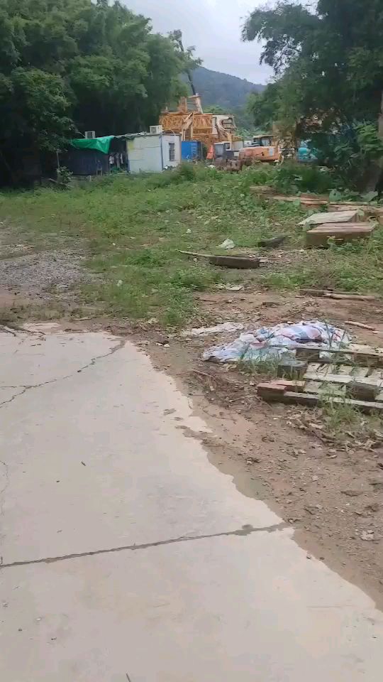 1500个平方的工业用地可以堆放货物做停车场。
