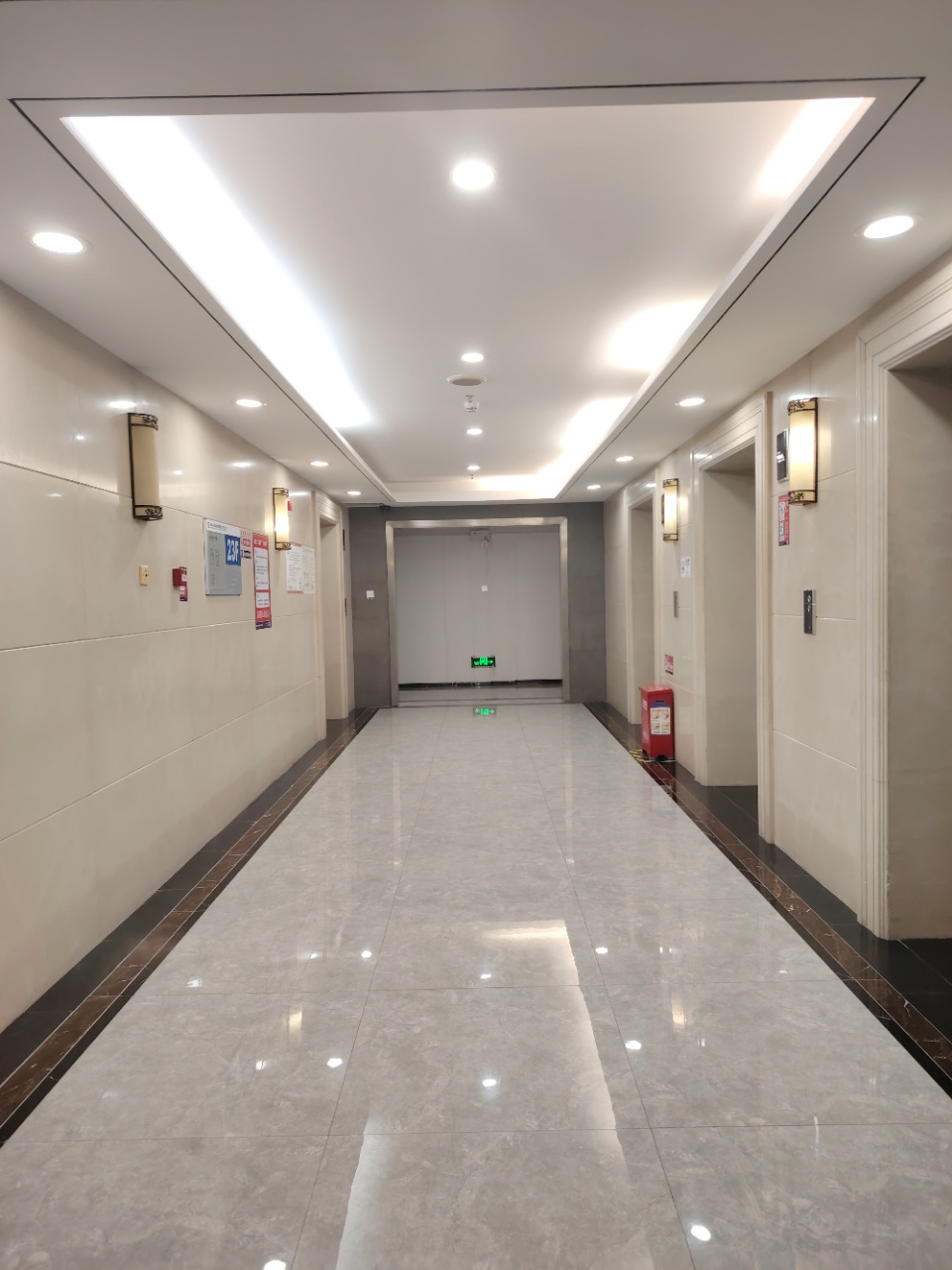 深圳市罗湖区国贸地铁站附近