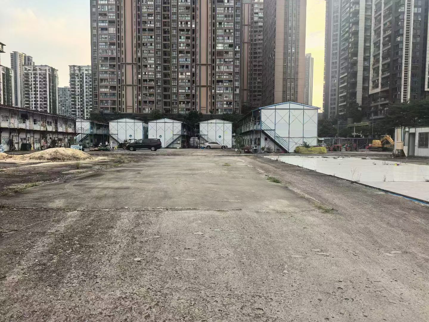 总面积22000平，可拆分租，用途广！展厅、二手车、停车场