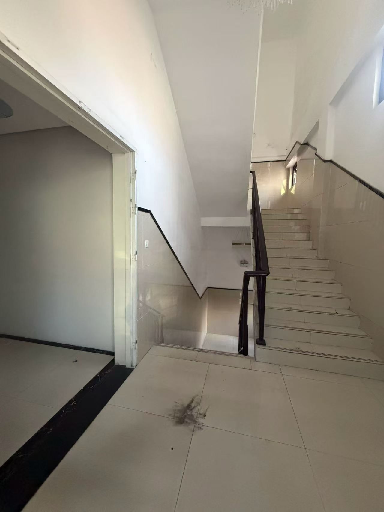 南联地铁口，稀缺小独栋，一共三层2663平，仅租20一平，