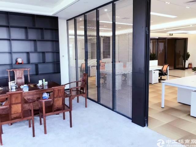 宝安机场附近，临近地铁口带家私出租