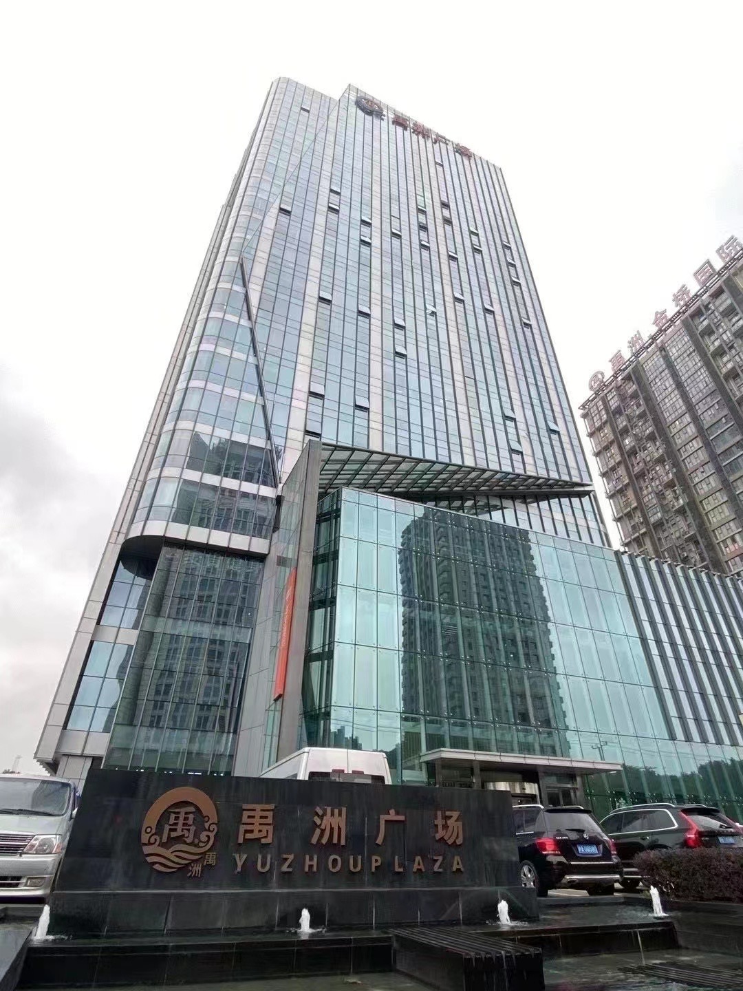 禹洲广场189平格局：前台3个隔断12个工位租金2.5元